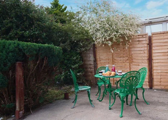 Crediton Cosy 3 Bedroom House - Bristol