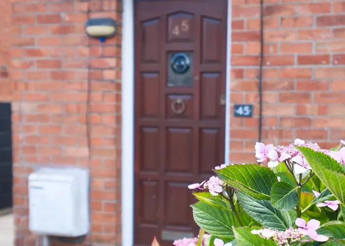 Crediton Cosy 3 Bedroom House - *