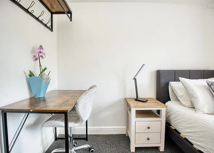 Crediton Cosy 3 Bedroom House - *