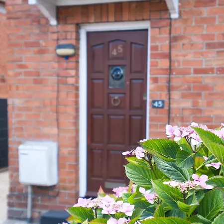 Crediton Cosy 3 Bedroom House - *