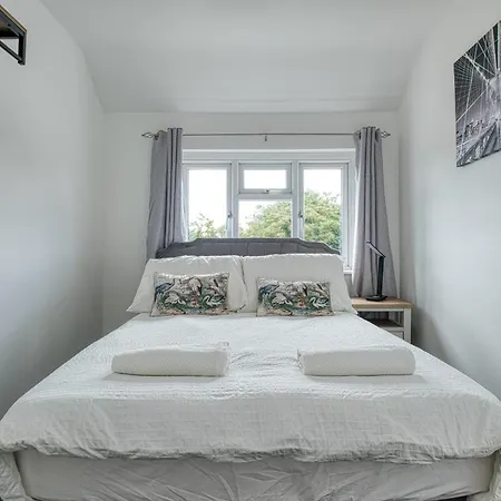 Crediton Cosy 3 Bedroom House - Bristol