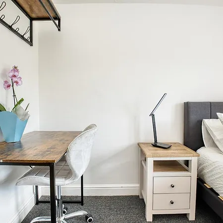 Crediton Cosy 3 Bedroom House - *